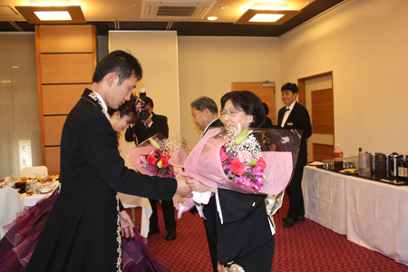 花束贈呈.jpg 花束贈呈.jpg