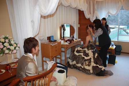1127カクテルドレス支度中.jpg 1127カクテルドレス支度中.jpg