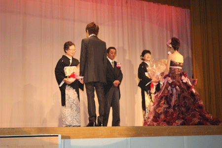 ご両親へ花束贈呈 ご両親へ花束贈呈