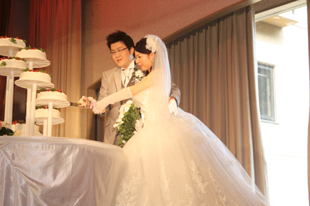 ケーキ入刀.gif ケーキ入刀.gif